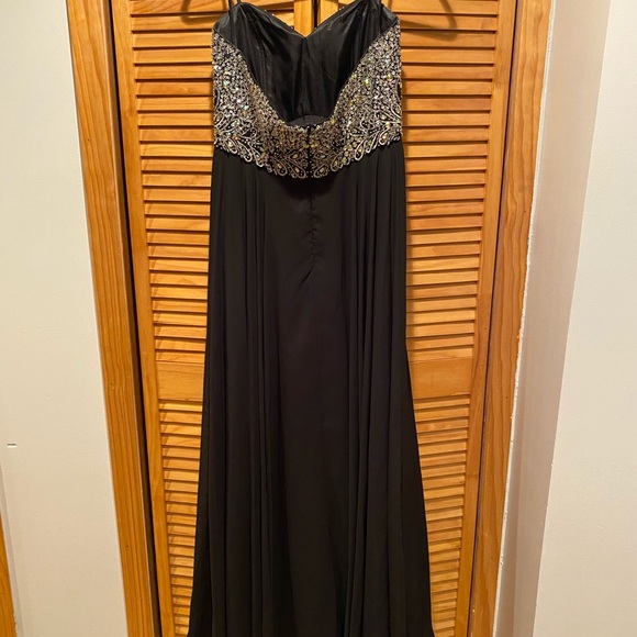 Black Sweetheart Beaded Gown - Picture 5 of 10